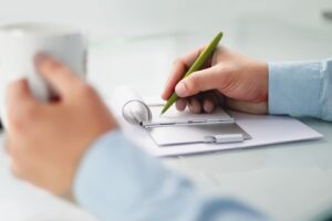 Dwie umowy o pracę na pełny etat – czy to możliwe i jakie są konsekwencje