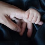 Prawa matki z dzieckiem w urzędzie pracy – jakie uprawnienia przysługują bezrobotnej mamie