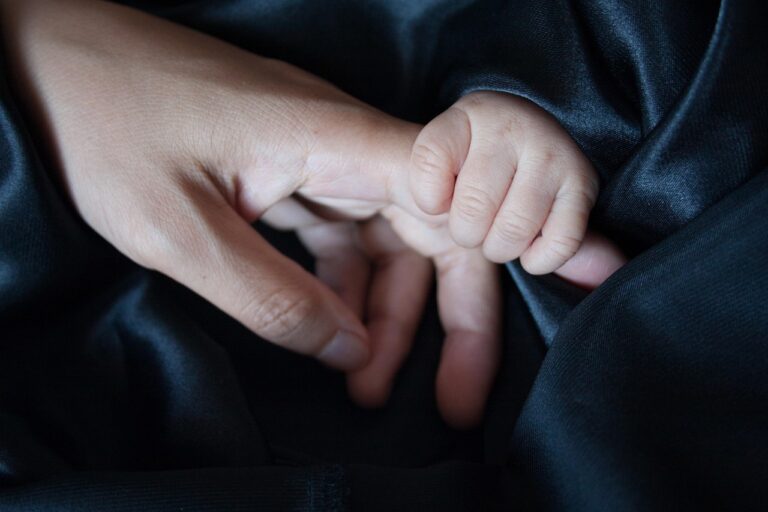 Prawa matki z dzieckiem w urzędzie pracy – jakie uprawnienia przysługują bezrobotnej mamie